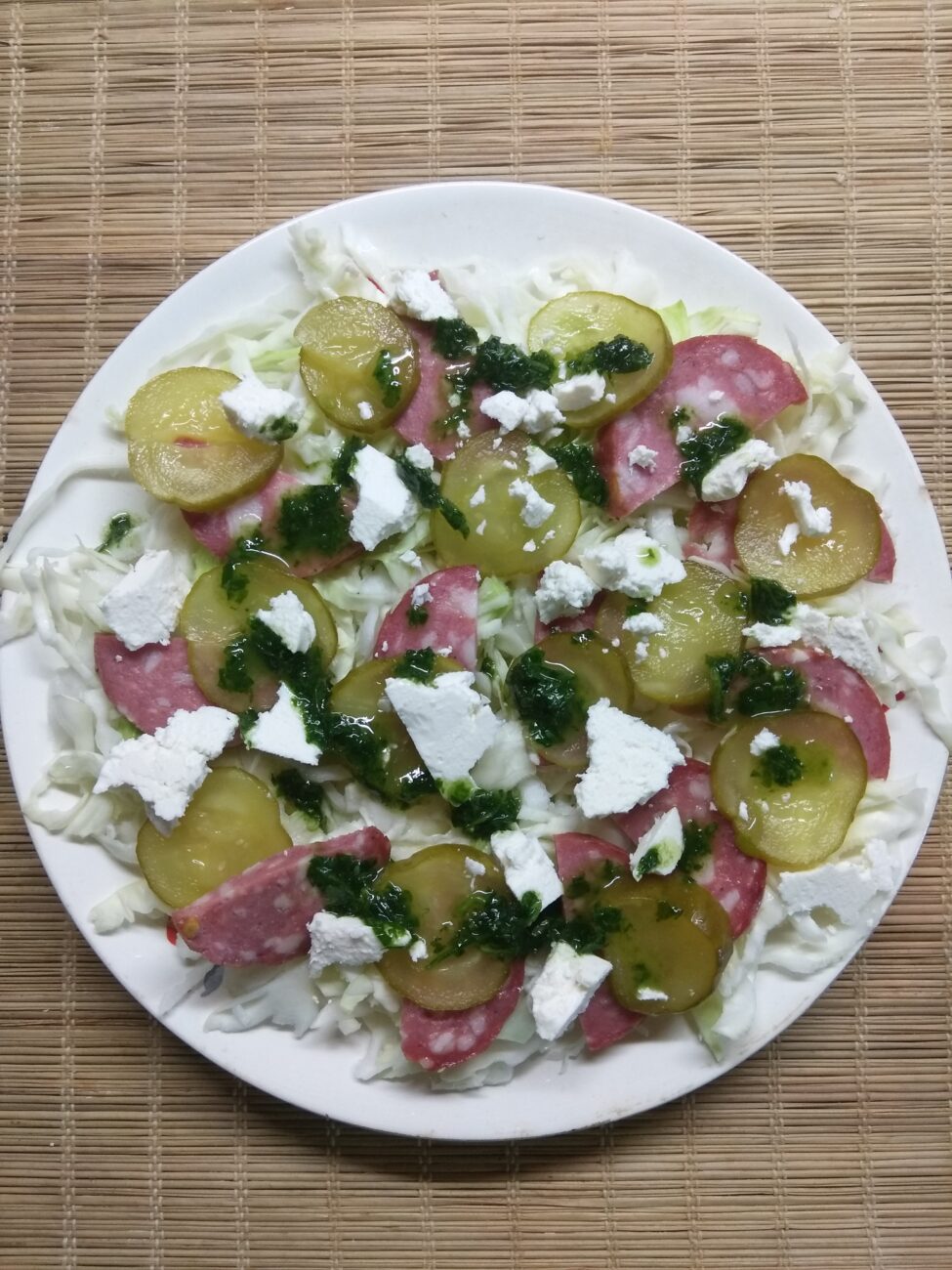 Салат с капустой, колбасой, сливами и сыром Бри