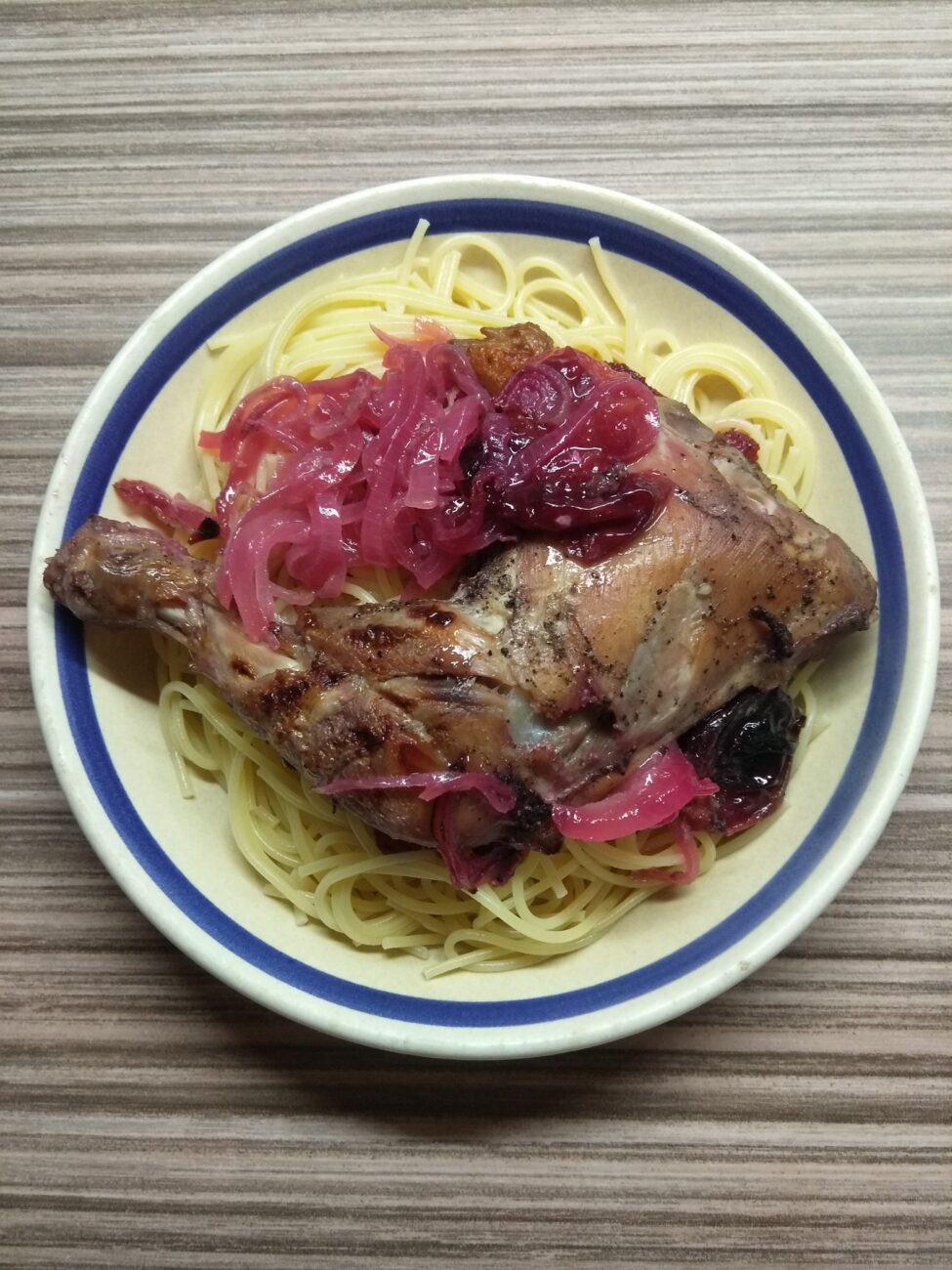 Куриный окорочок, запеченный с луком и сливами