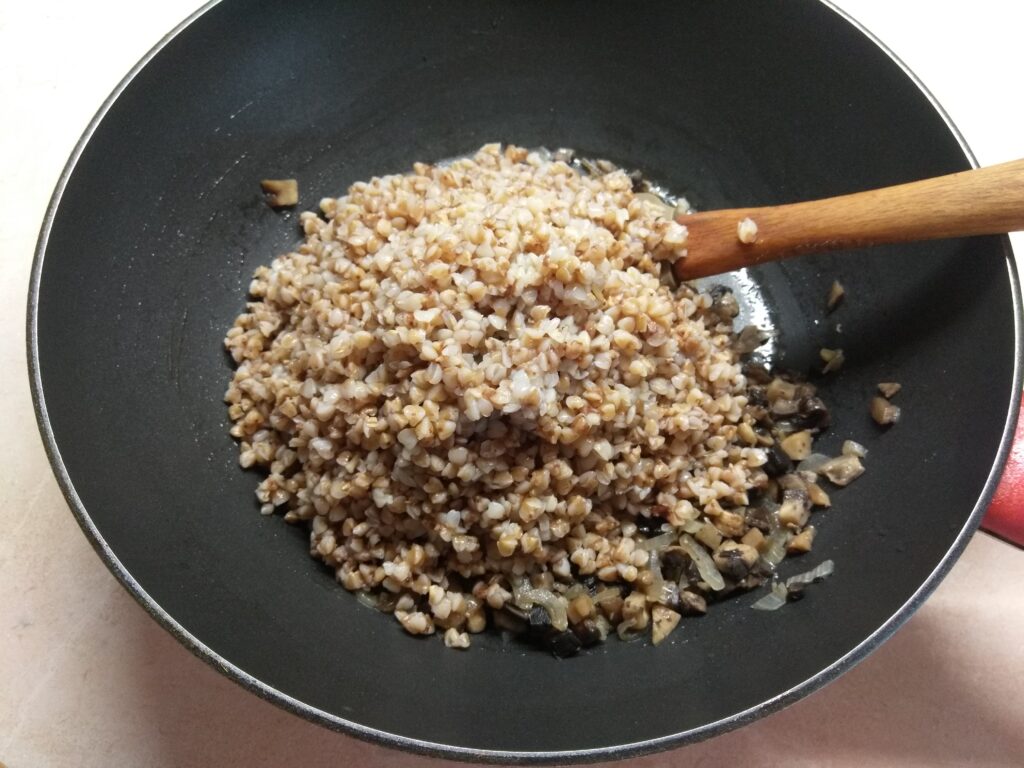 Фото рецепта - Помидоры, фаршированные гречкой и шампиньонами - шаг 3
