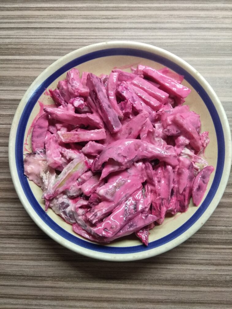 Салат с курицей, огурцами и свеклой