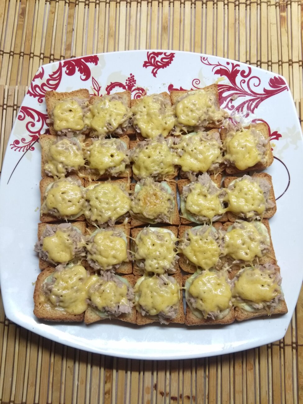 Мини-бутерброды с огурцом, тунцом и сыром