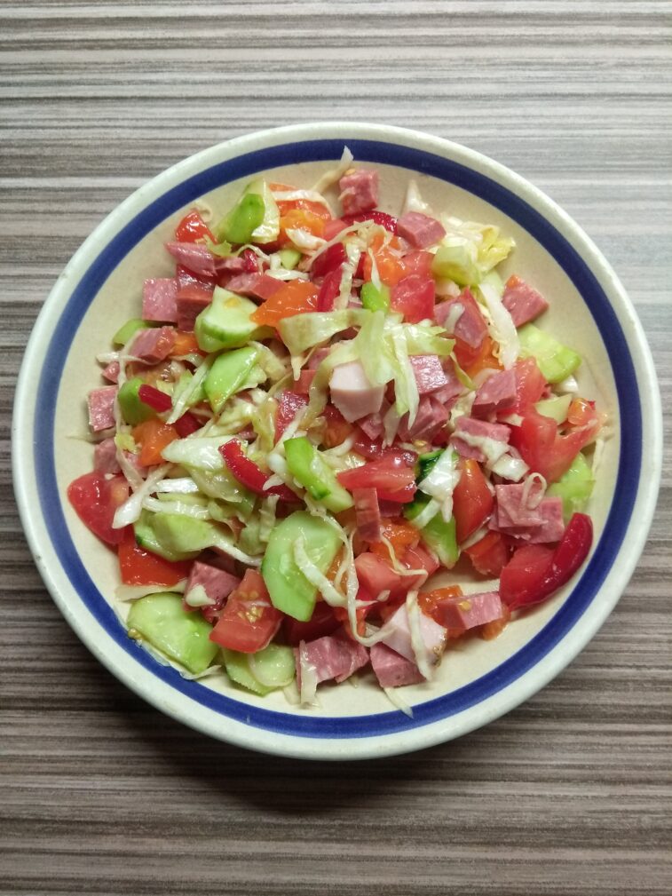 Салат с овощами и салями