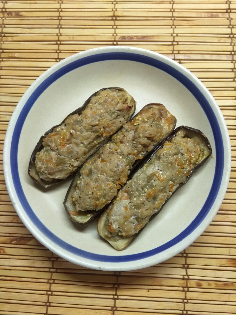Баклажаны, фаршированные свининой и овощами