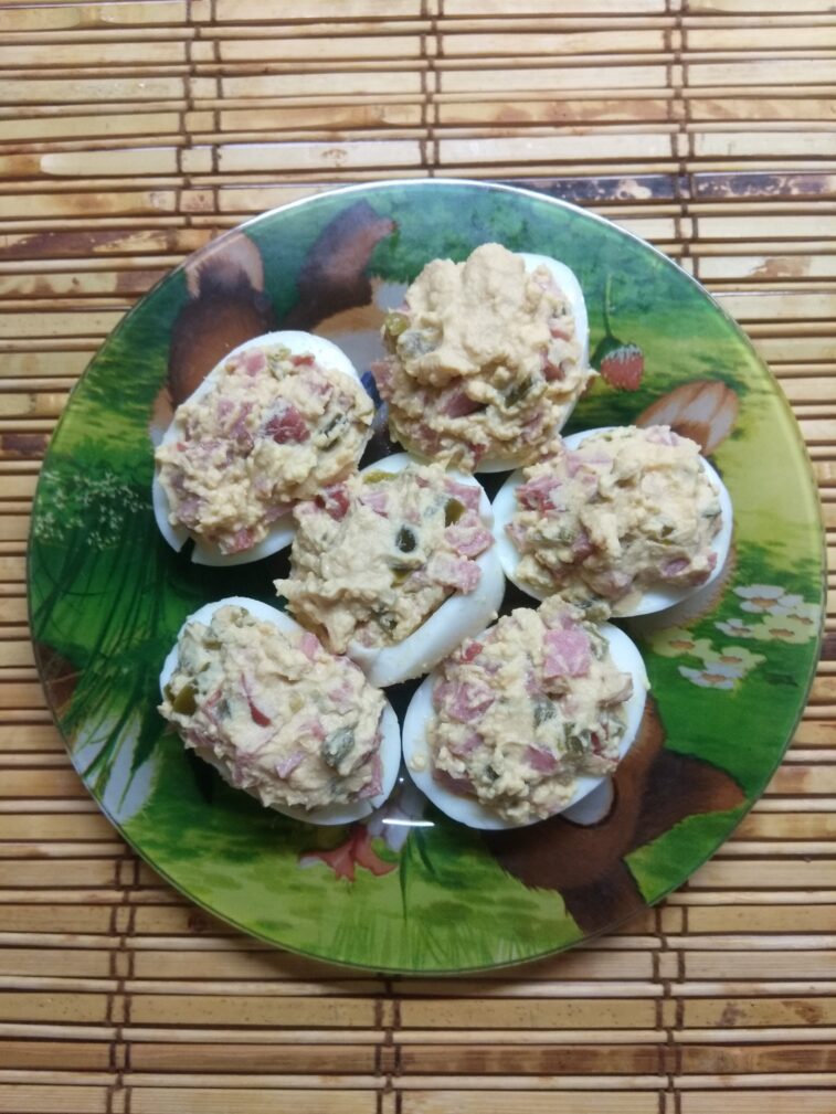 Яйца, фаршированные охотничьими колбасками и острым перец