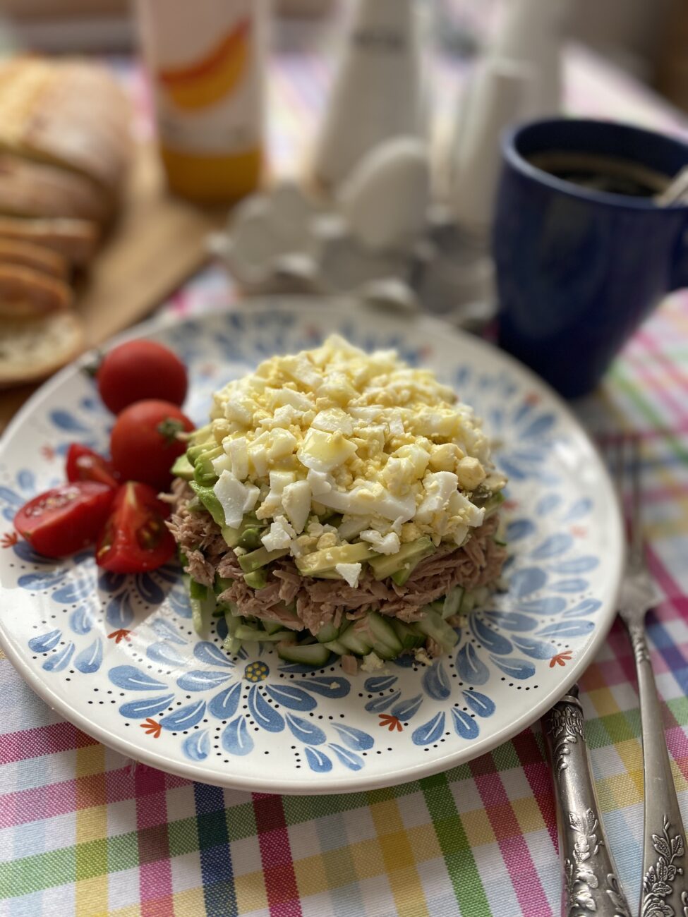 Салат с тунцом и авокадо