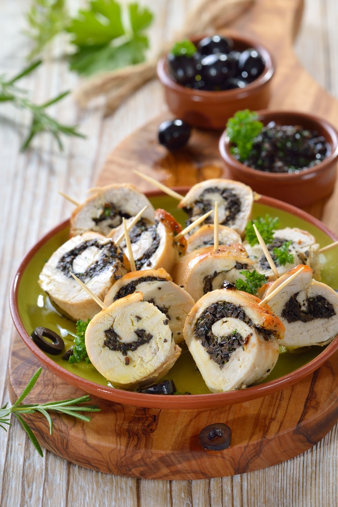 Куриный рулет, фаршированный маслинами и зеленью