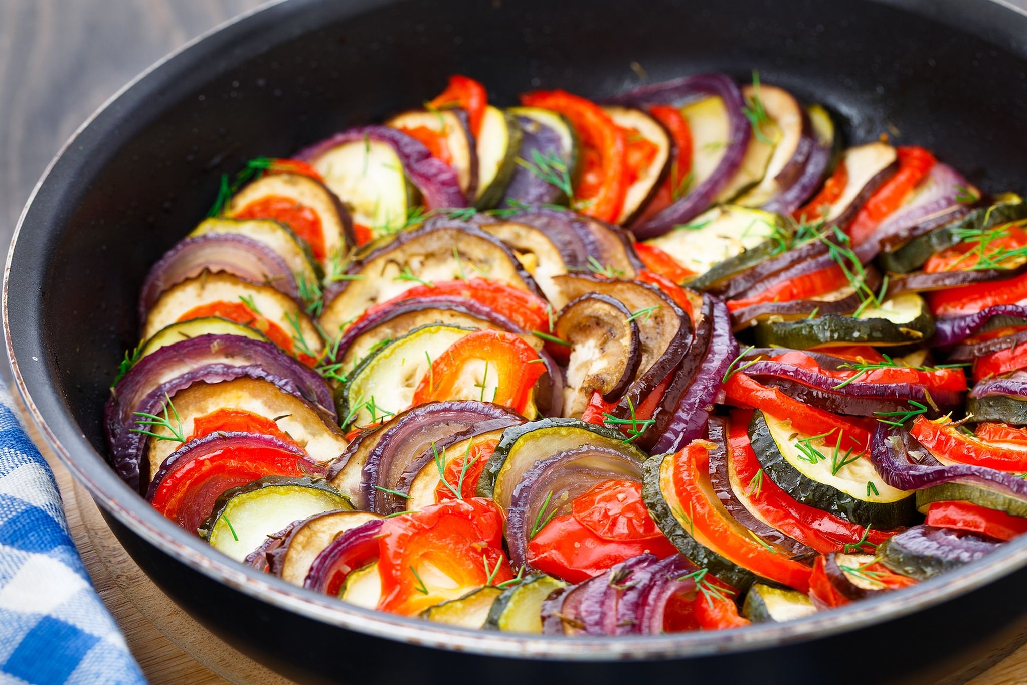 Рататуй эстетика блюда. Рататуй с баклажанами. Рататуй из овощей. Как готовится рататуй. Лингвини рататуй.