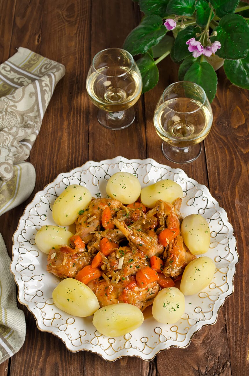Тушеный кролик с овощами в соусе из белого вина