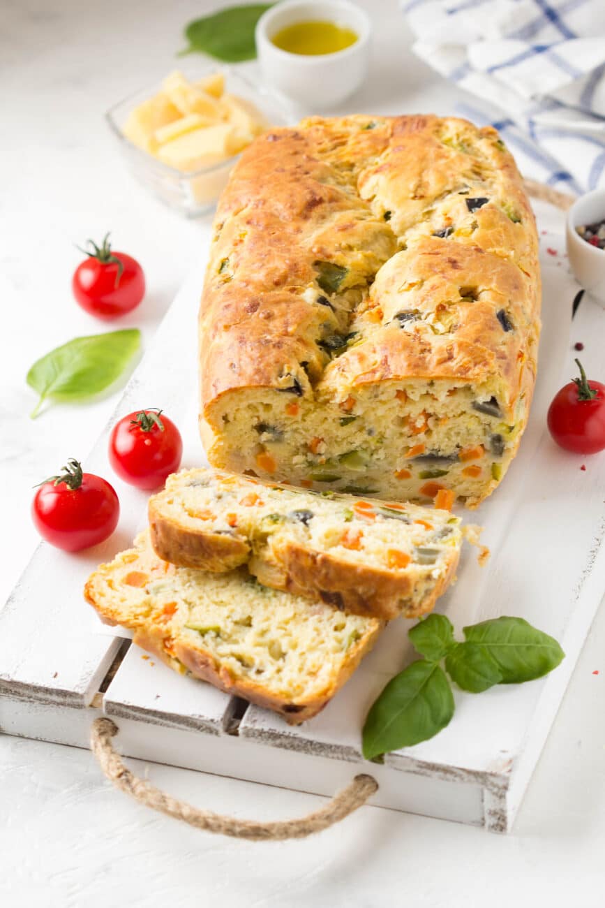 Закусочный домашний хлеб с овощами