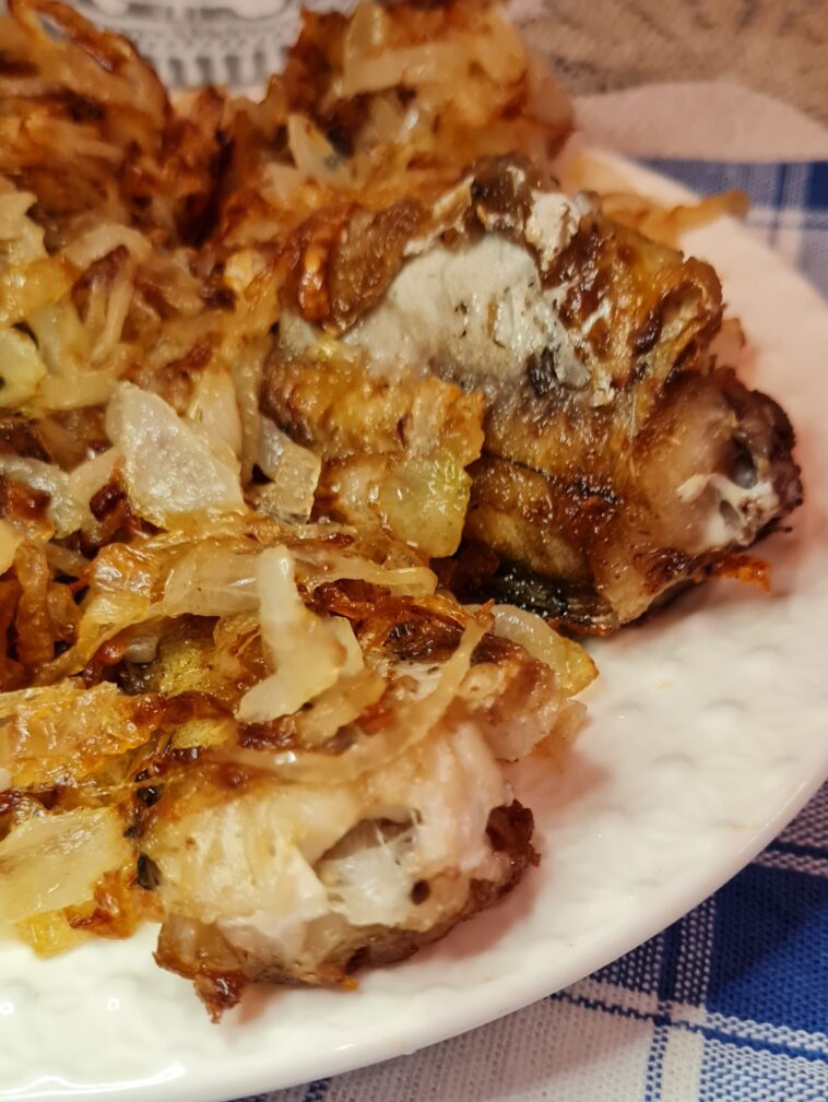 Жареный минтай с луком