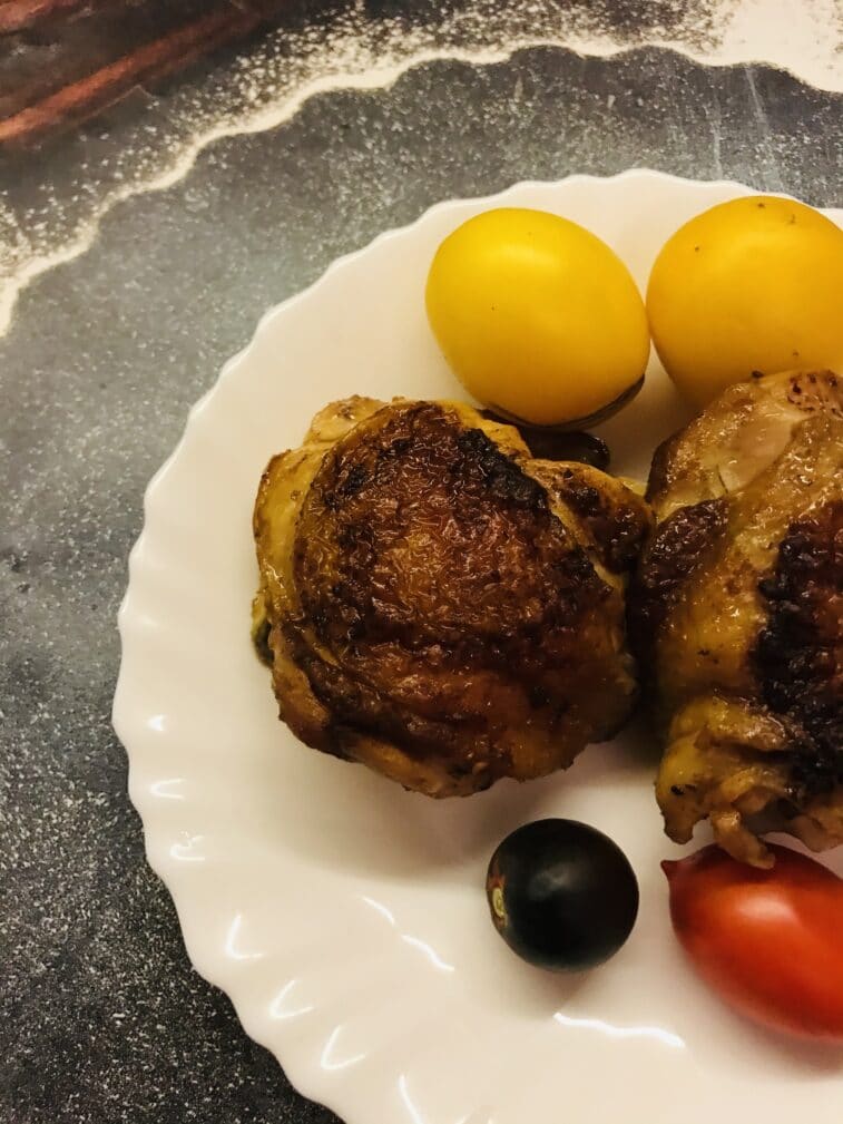 Куриные бёдра маринованные в соевом соусе с помидорами