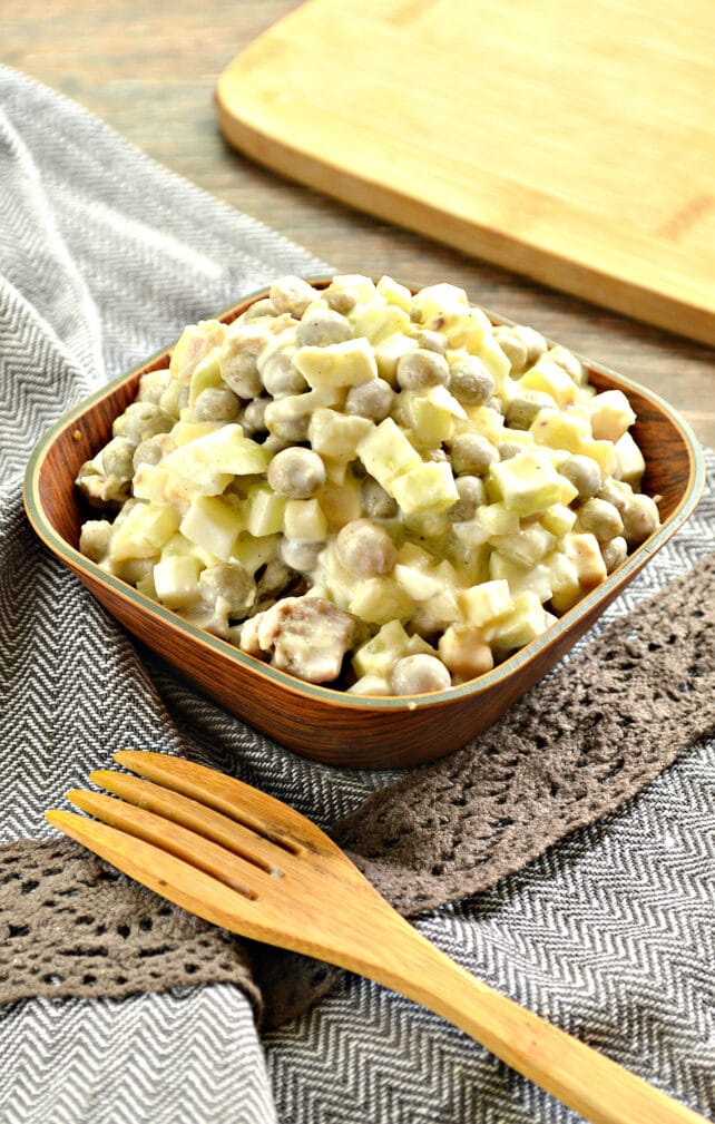 Салат со свининой, горошком и свежим огурцом