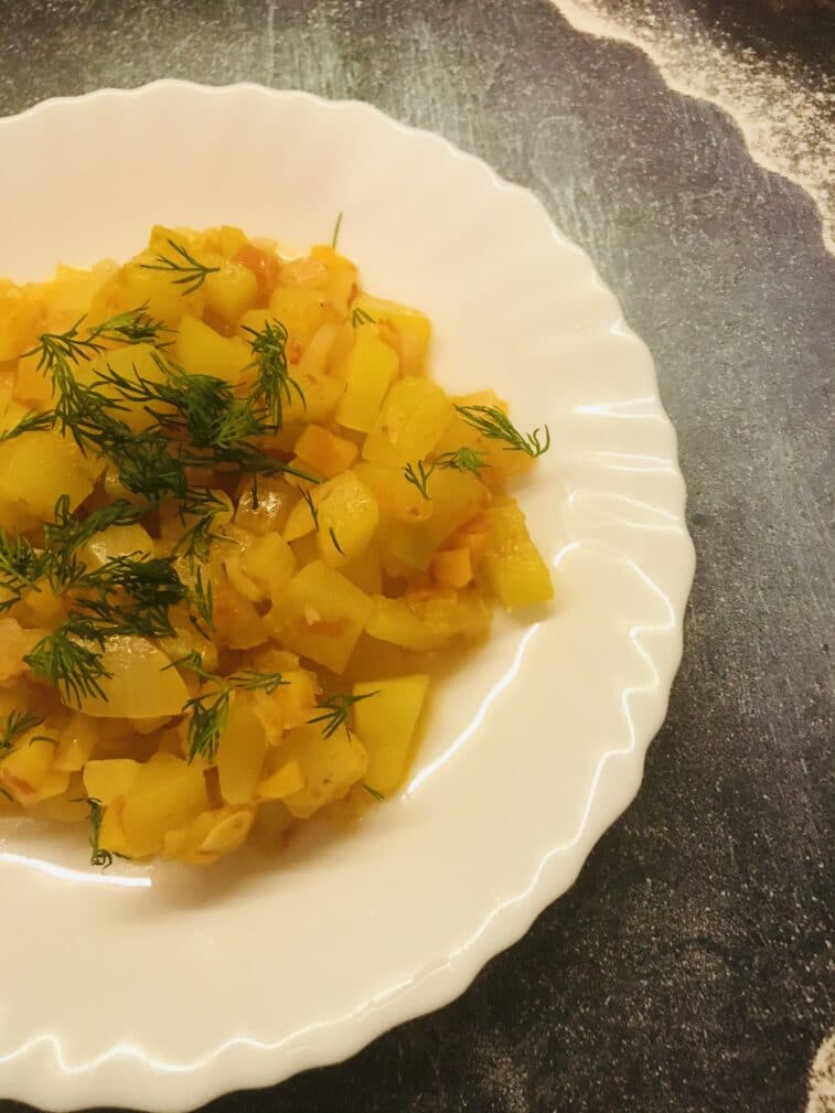Тушеные кабачки с луком и морковью на сковороде