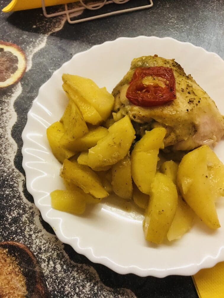 Курица запеченная с картофелем в духовке