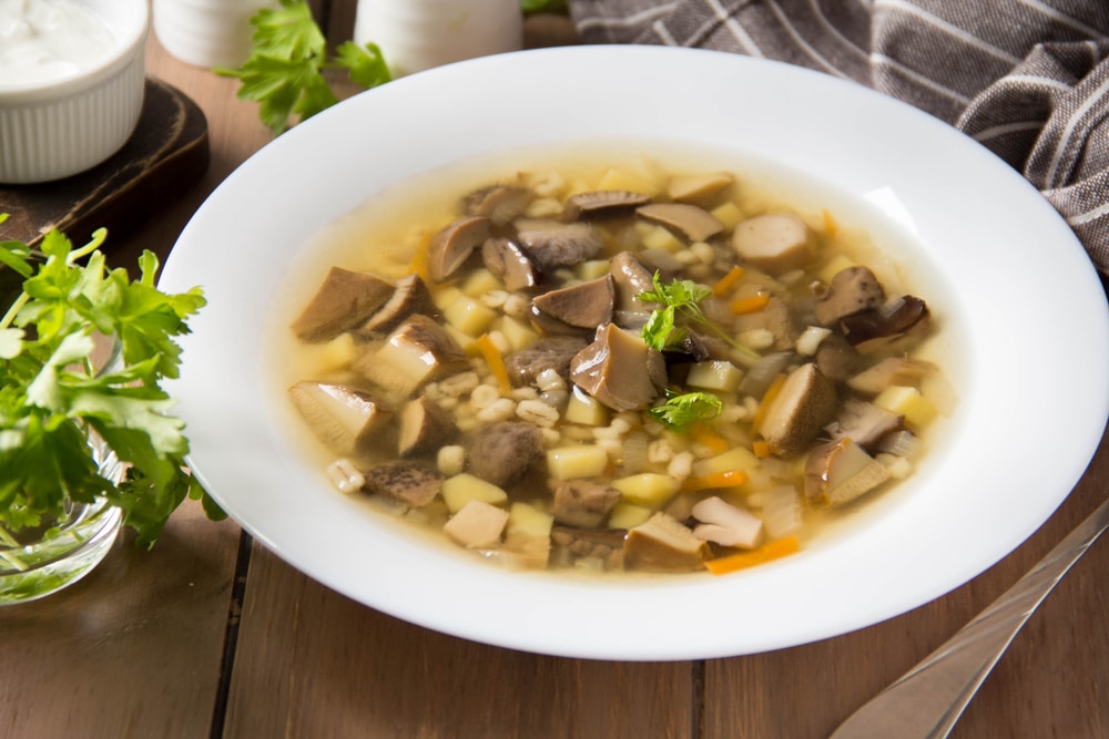 Фото рецепта - Грибной суп с перловкой и картофелем - шаг 17