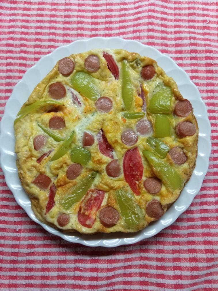 Яичная запеканка с помидорами, сосисками и болгарским перцем