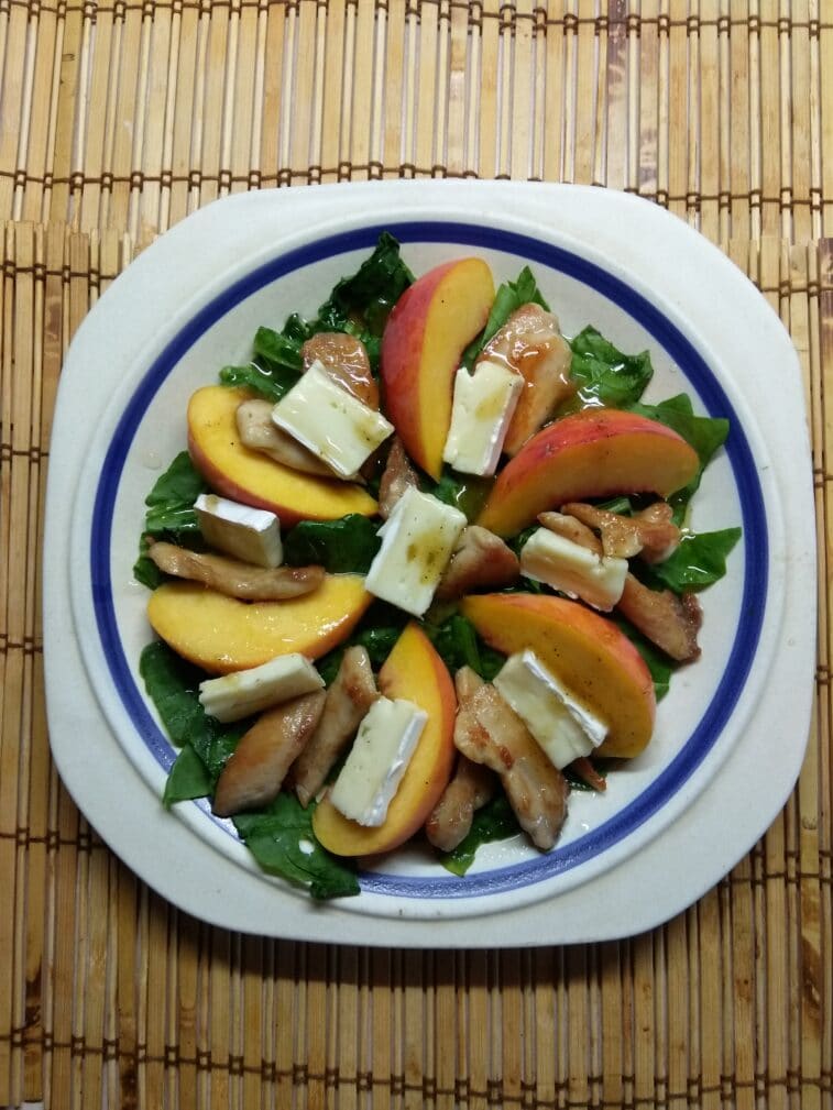 Салат со шпинатом, персиками и жаренной курицей