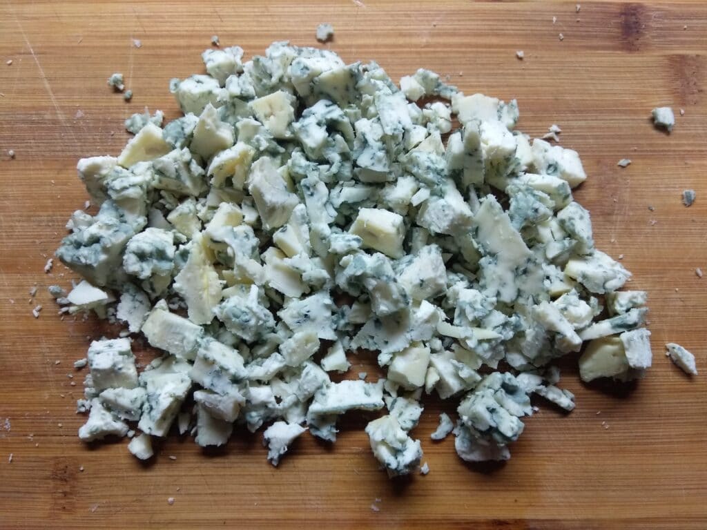 Фото рецепта - Картофельный салат с огурцами и колбасой - шаг 4
