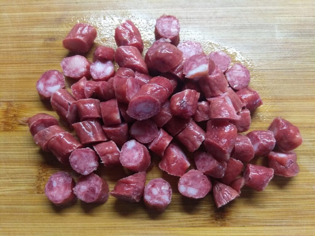 Фото рецепта - Картофельный салат с огурцами и колбасой - шаг 3