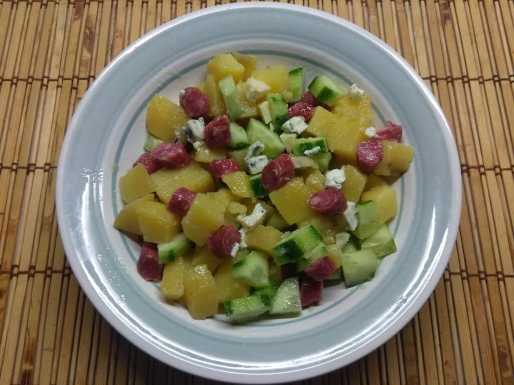 Фото рецепта - Картофельный салат с огурцами и колбасой - шаг 5