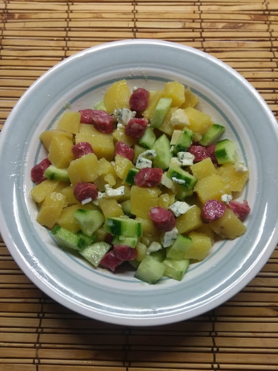 Картофельный салат с огурцами и колбасой