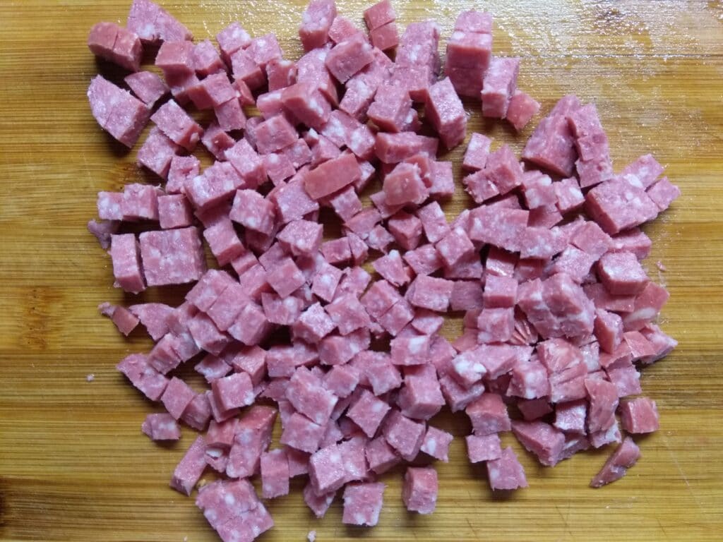Фото рецепта - Салат с крабовыми палочками, салями и кукурузой - шаг 4