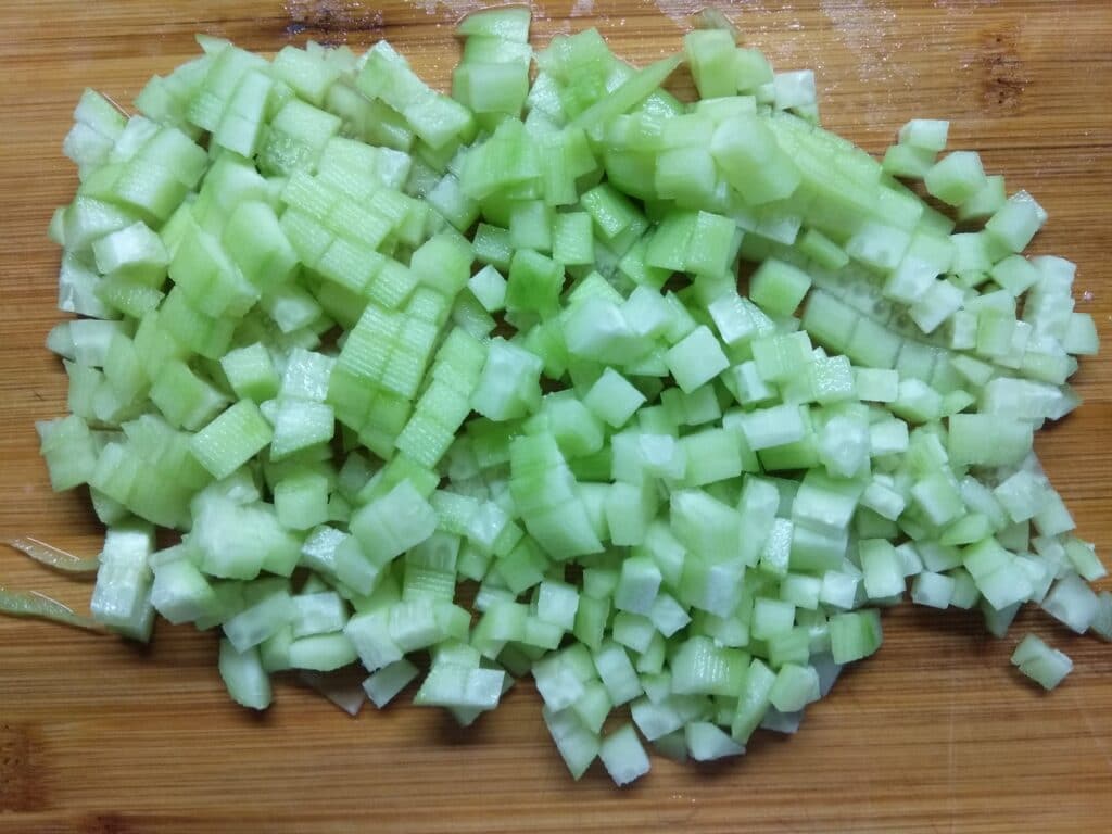 Фото рецепта - Салат с крабовыми палочками, салями и кукурузой - шаг 5