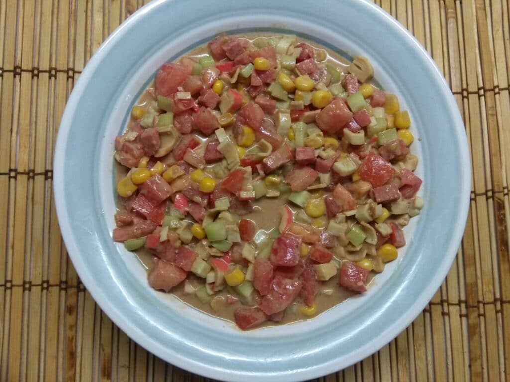 Фото рецепта - Салат с крабовыми палочками, салями и кукурузой - шаг 7
