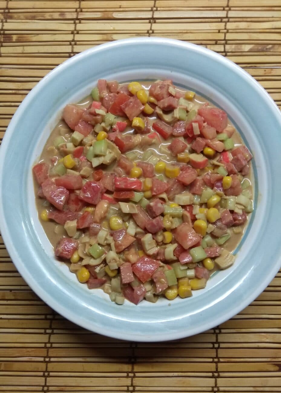Салат с крабовыми палочками, салями и кукурузой