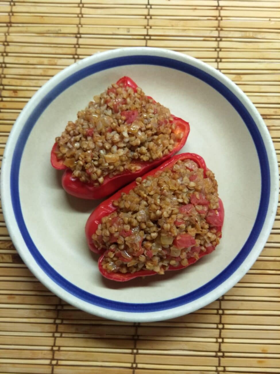 Перец, фаршированный гречкой, луком и помидорами