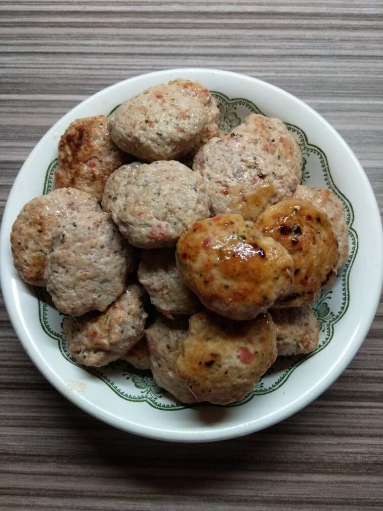 Котлеты из куриного филе с помидором и чесноком