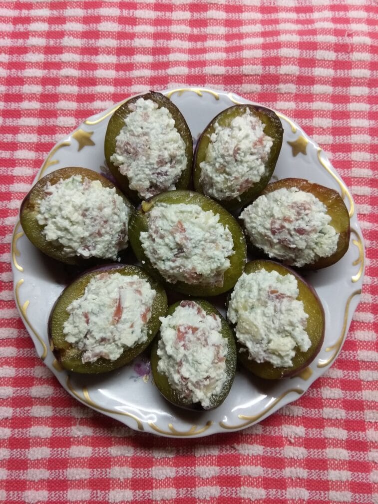 Сливы, фаршированные хамоном и сыром