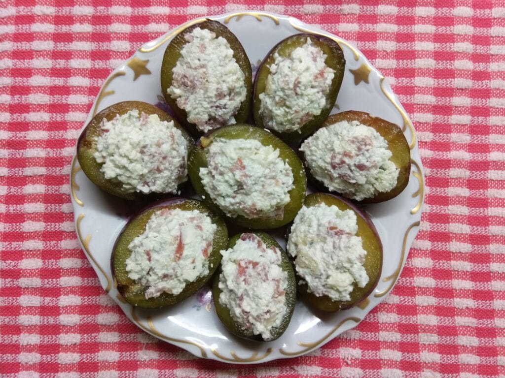 Фото рецепта - Сливы, фаршированные хамоном и сыром - шаг 5