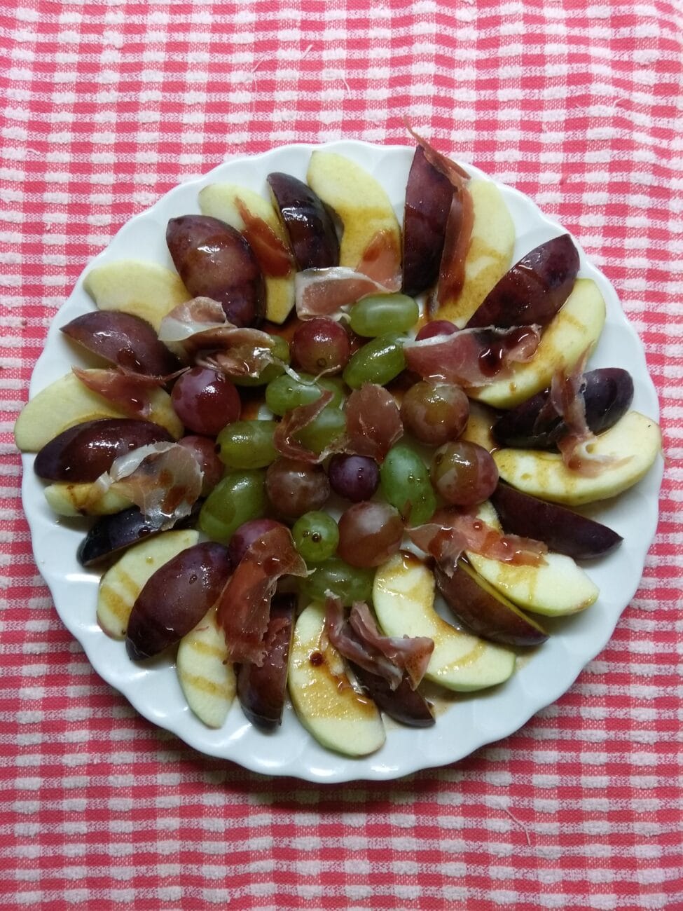 Салат с яблоком, сливами, виноградом и хамоном