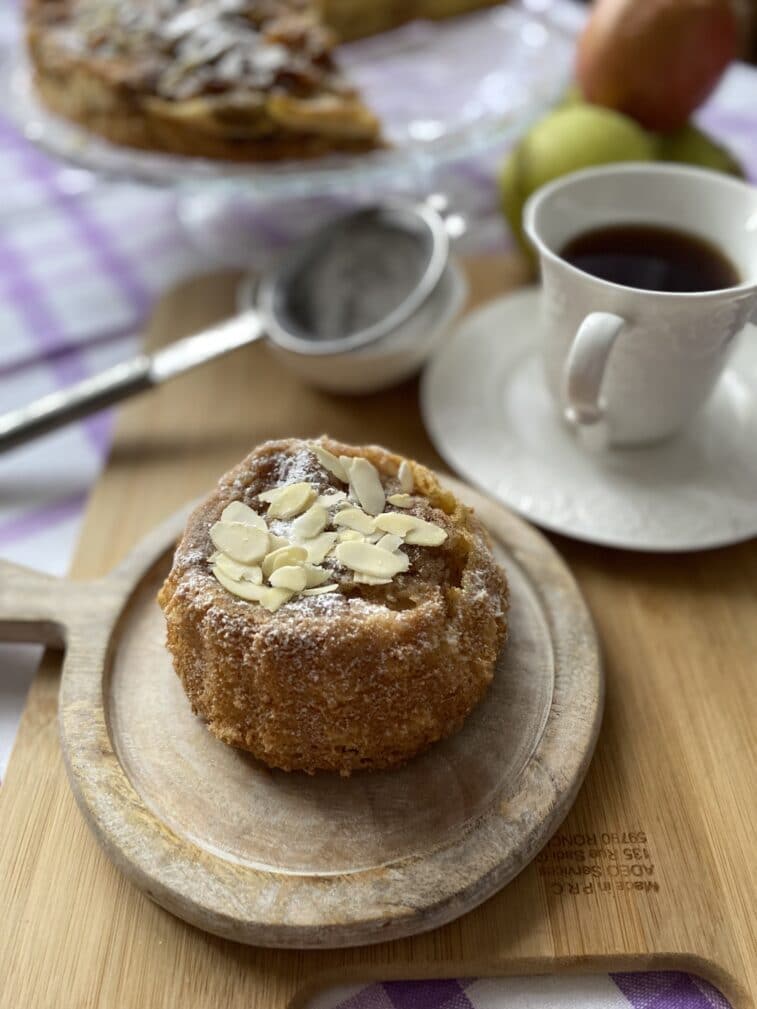 Шарлотка с яблоками в духовке