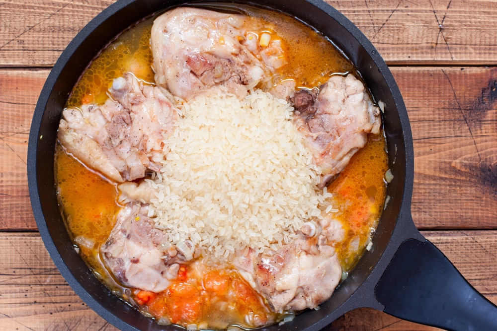 Фото рецепта - Испанская паэлья с куриным бедрами и креветками - шаг 5