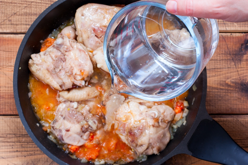 Фото рецепта - Испанская паэлья с куриным бедрами и креветками - шаг 4