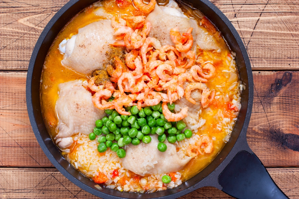 Фото рецепта - Испанская паэлья с куриным бедрами и креветками - шаг 6