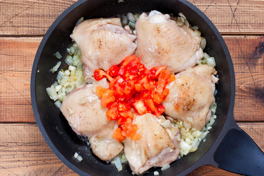 Фото рецепта - Испанская паэлья с куриным бедрами и креветками - шаг 3