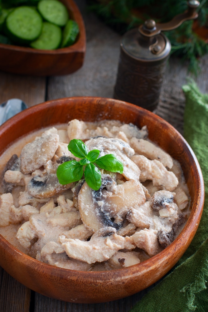 Куриная грудка с грибами, тушеная в сметане