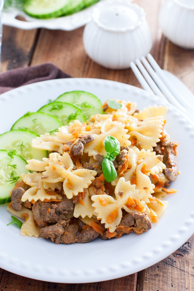 Куриная печень, тушеная с морковью и луком