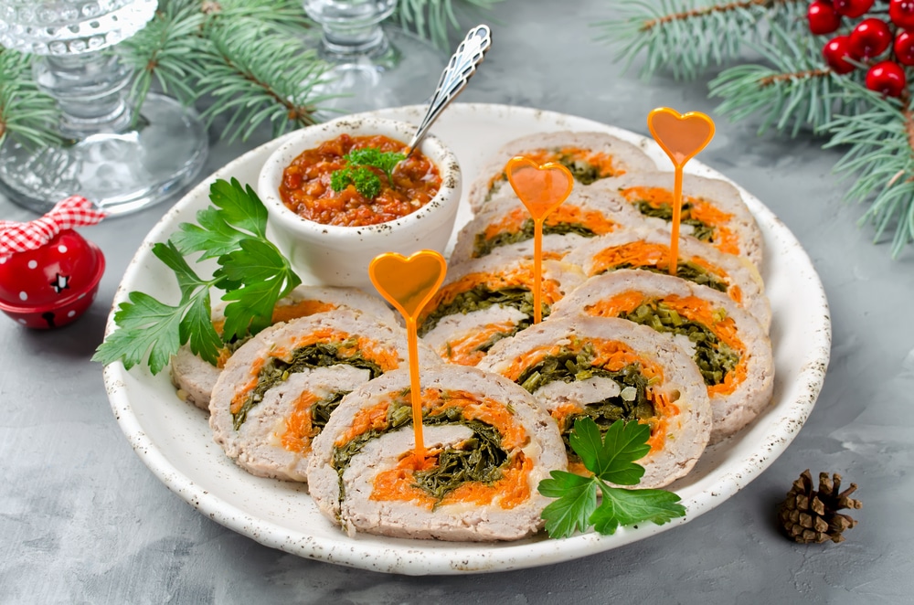Фото рецепта - Куриный рулет с петрушкой, сыром и морковью - шаг 5