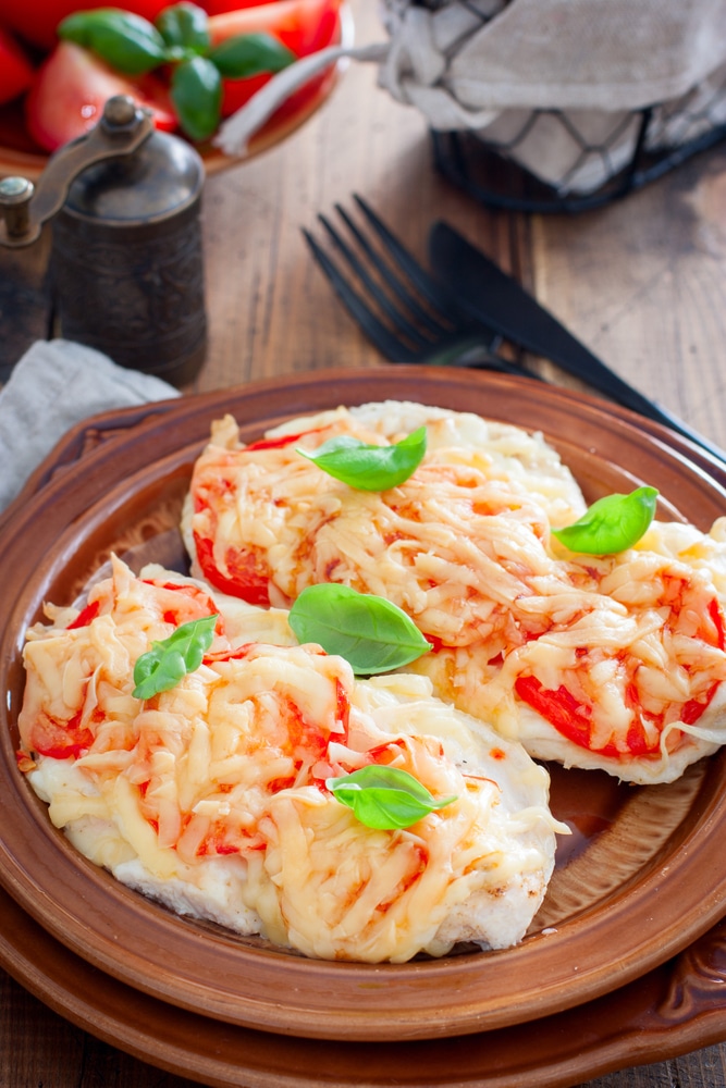 Отбивные из куриной грудки и помидоров