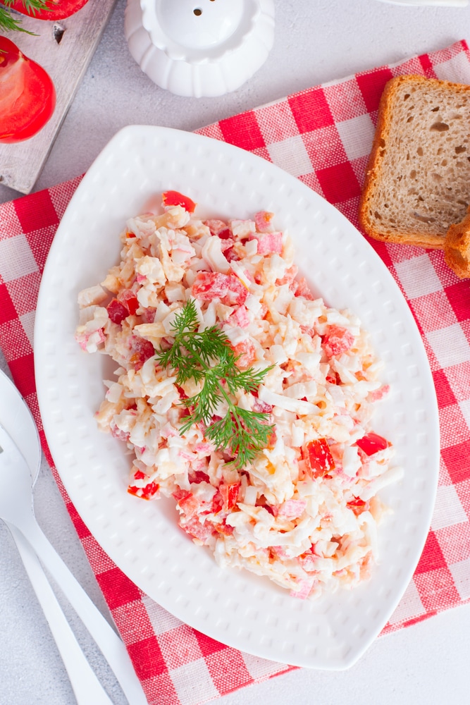 Салат с крабовыми палочками, помидорами и сыром