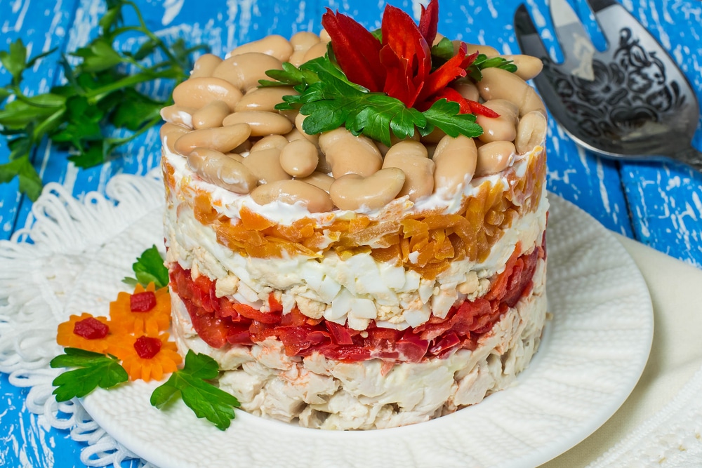 Слоеный салат с курицей и фасолью
