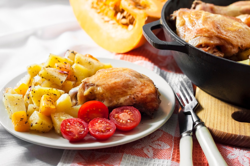 Фото рецепта - Запеченные куриные бедра и ножки с овощами - шаг 7