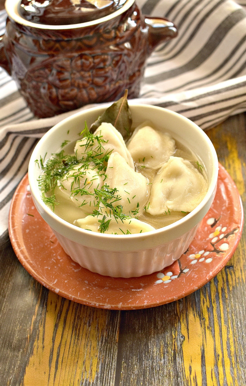 Пельмешки в горшочках в духовке. Пельмешки в горшочках. Пельмени в горшочках в духовке. Пельмени в бульоне в горшочках. Пельмешки в горшочках.