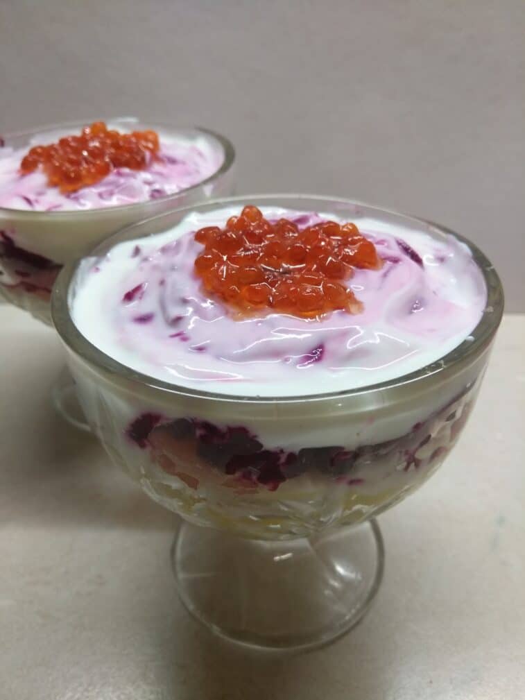 Слоенный салат с картофелем, свеклой и лососем