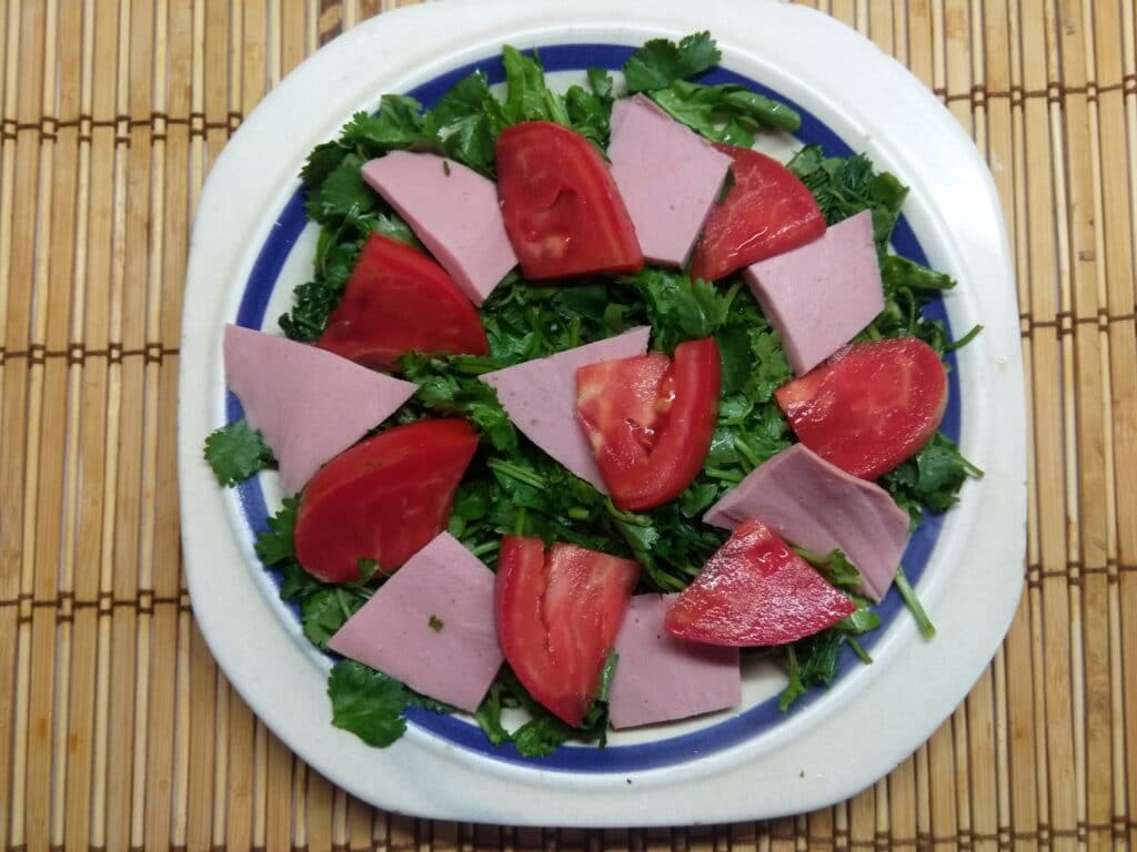 Фото рецепта - Салат с рукколой, колбасой и помидорами - шаг 4