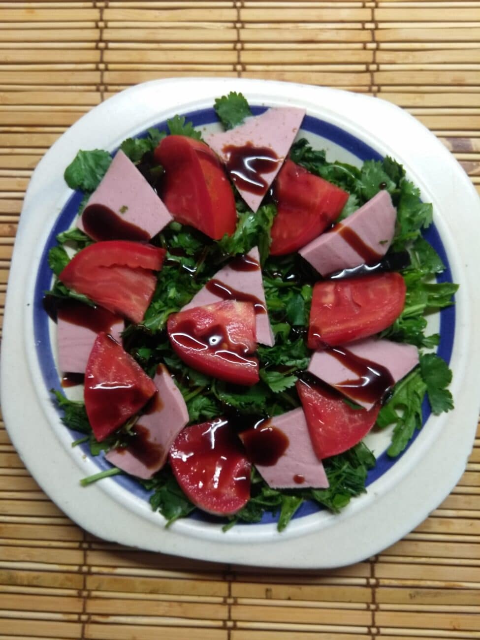 Салат с рукколой, колбасой и помидорами